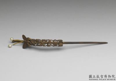 图片[2]-Agarwood earpick-hairpin with carved tendril-and-butterfly decoration, Qing dynasty (1644-1911)-China Archive